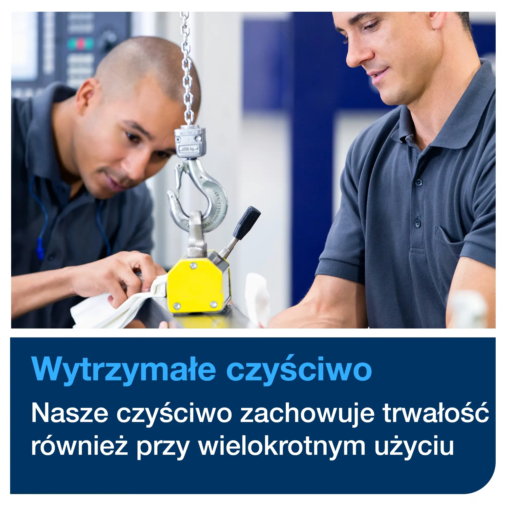 Trwałe ściereczki w rolce Tork 90537, pracownicy techniczni używający czyściwa w przemyśle