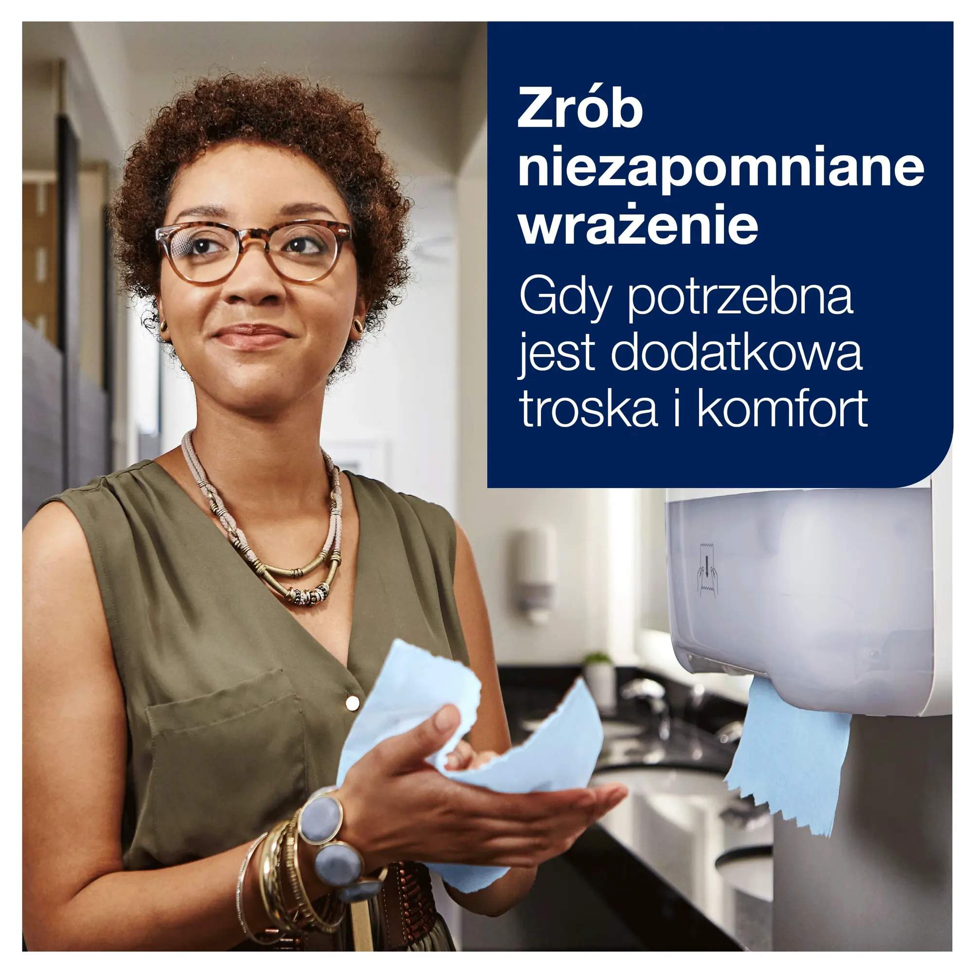 Tork Matic® niebieski ręcznik w roli H1, uśmiechnięta kobieta używająca ręcznika w nowoczesnej łazience