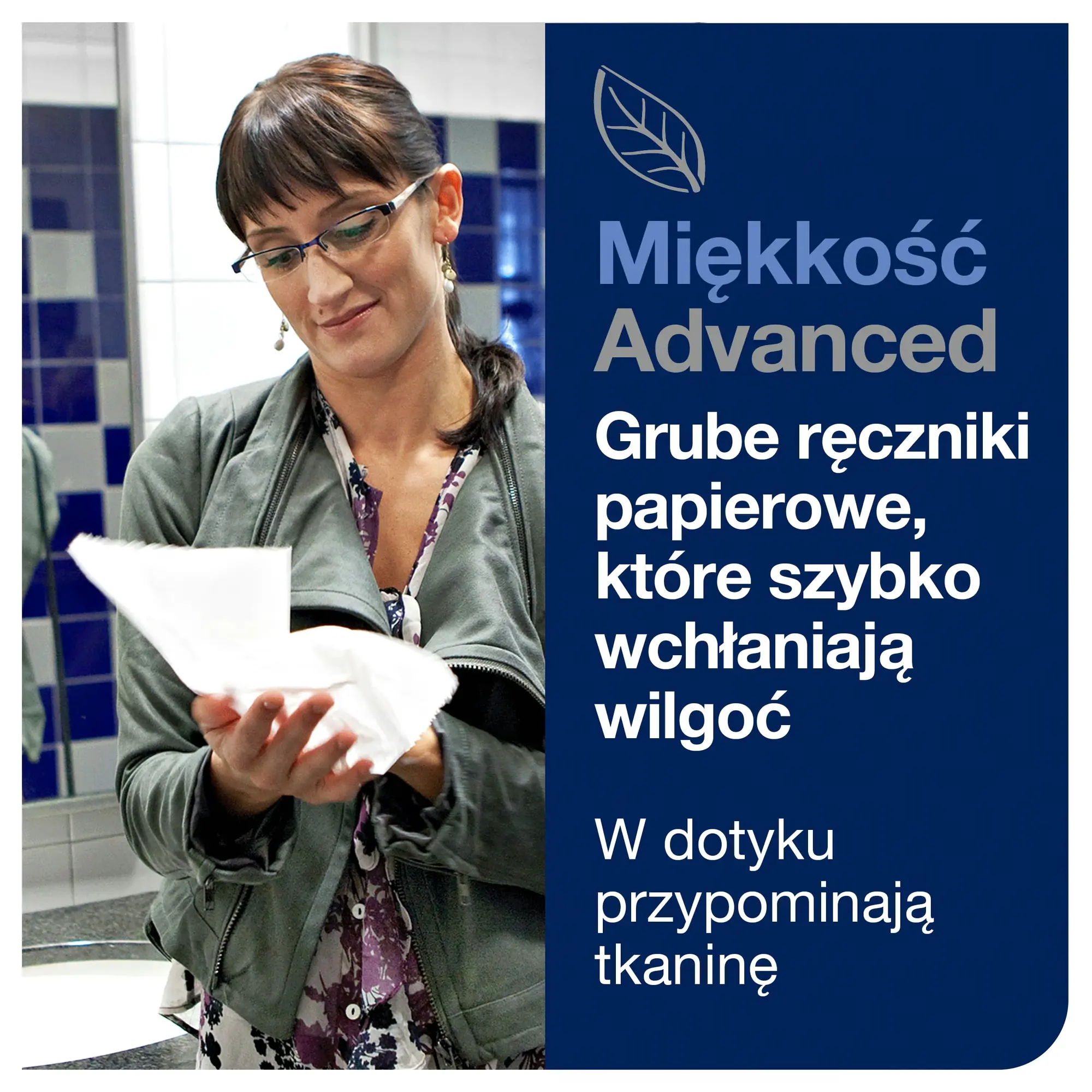 Tork Matic® miękki ręcznik w roli Advanced, kobieta sprawdzająca miękkość i strukturę ręcznika w łazience