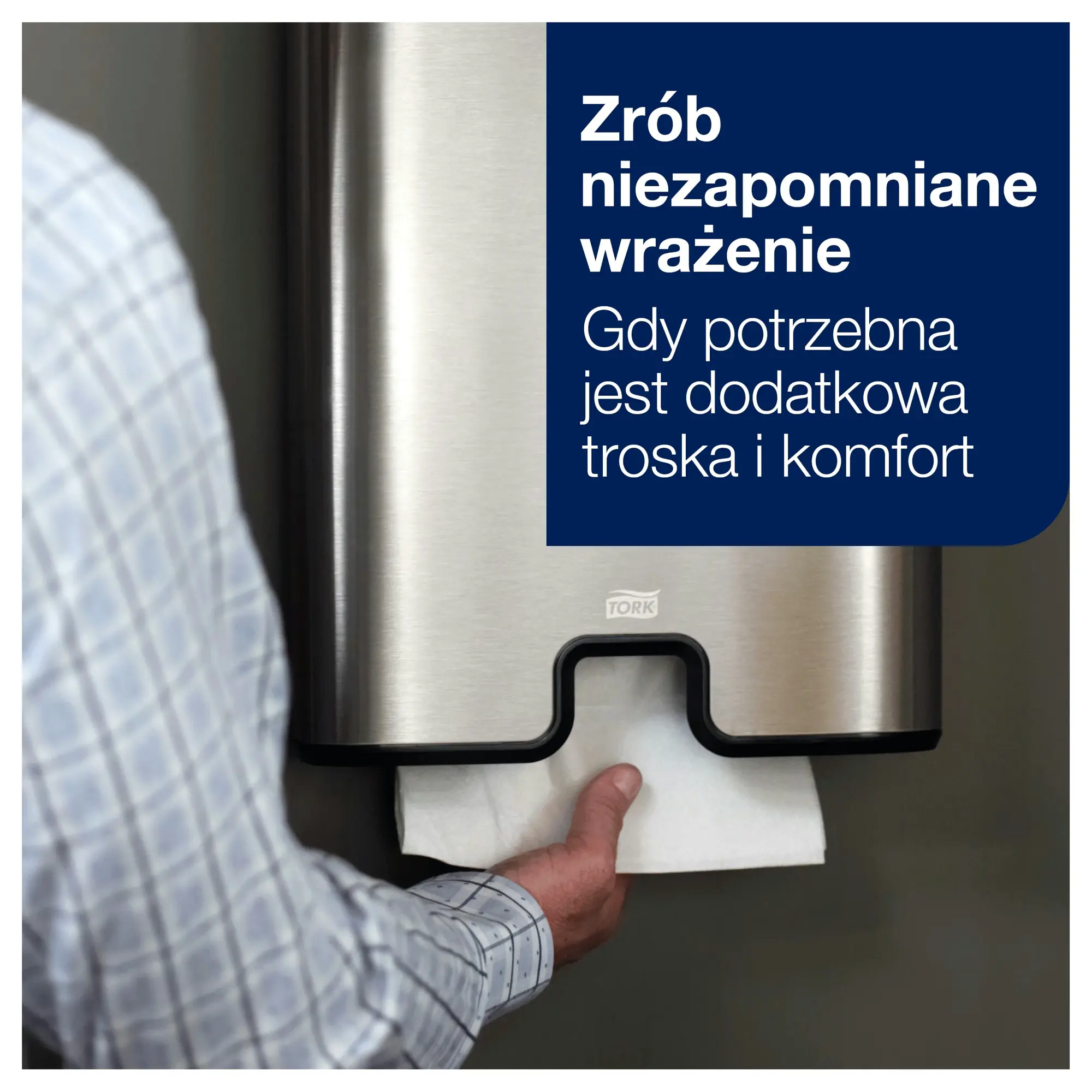 Tork Xpress 100297, ręka wyciągająca biały ręcznik ze stalowego dozownika w łazience