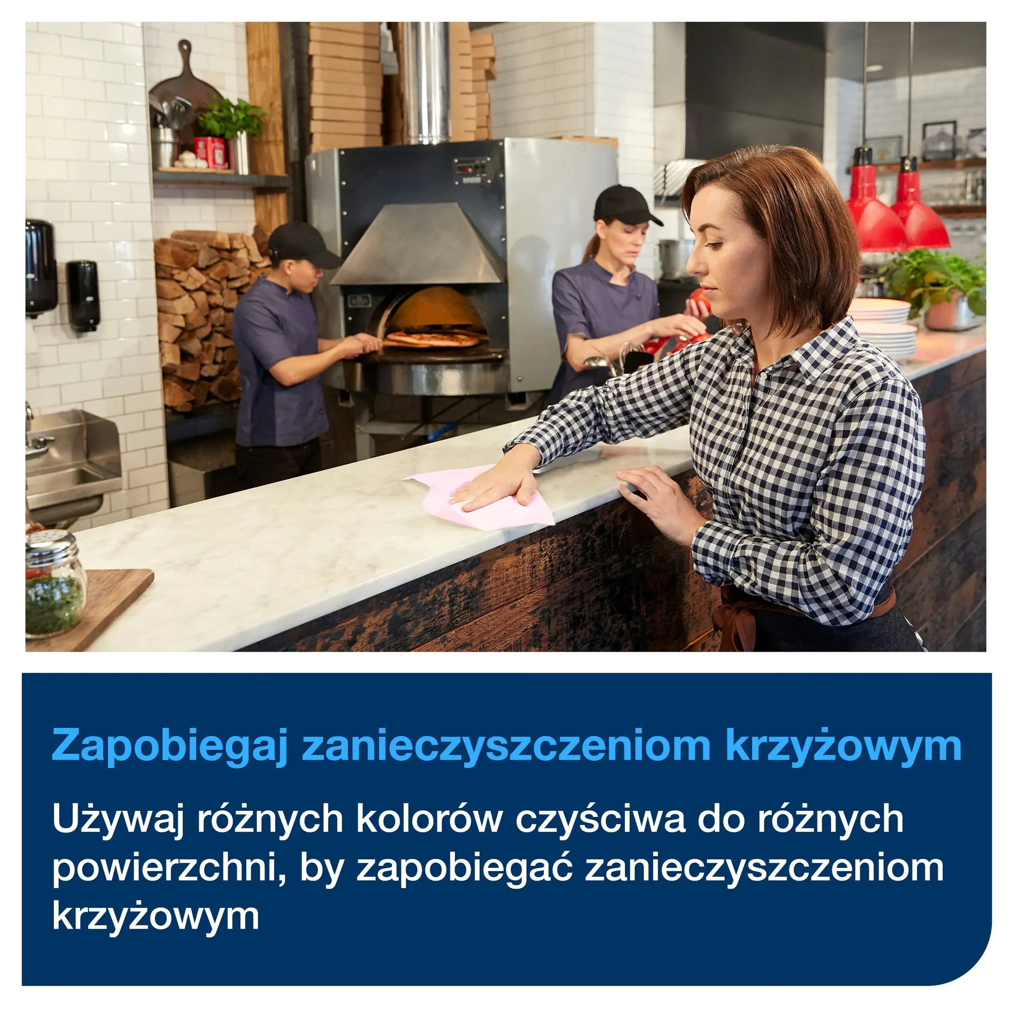 Ściereczki wielorazowe Tork W8, pracownik gastronomii wycierający blat czerwoną ściereczką w kuchni