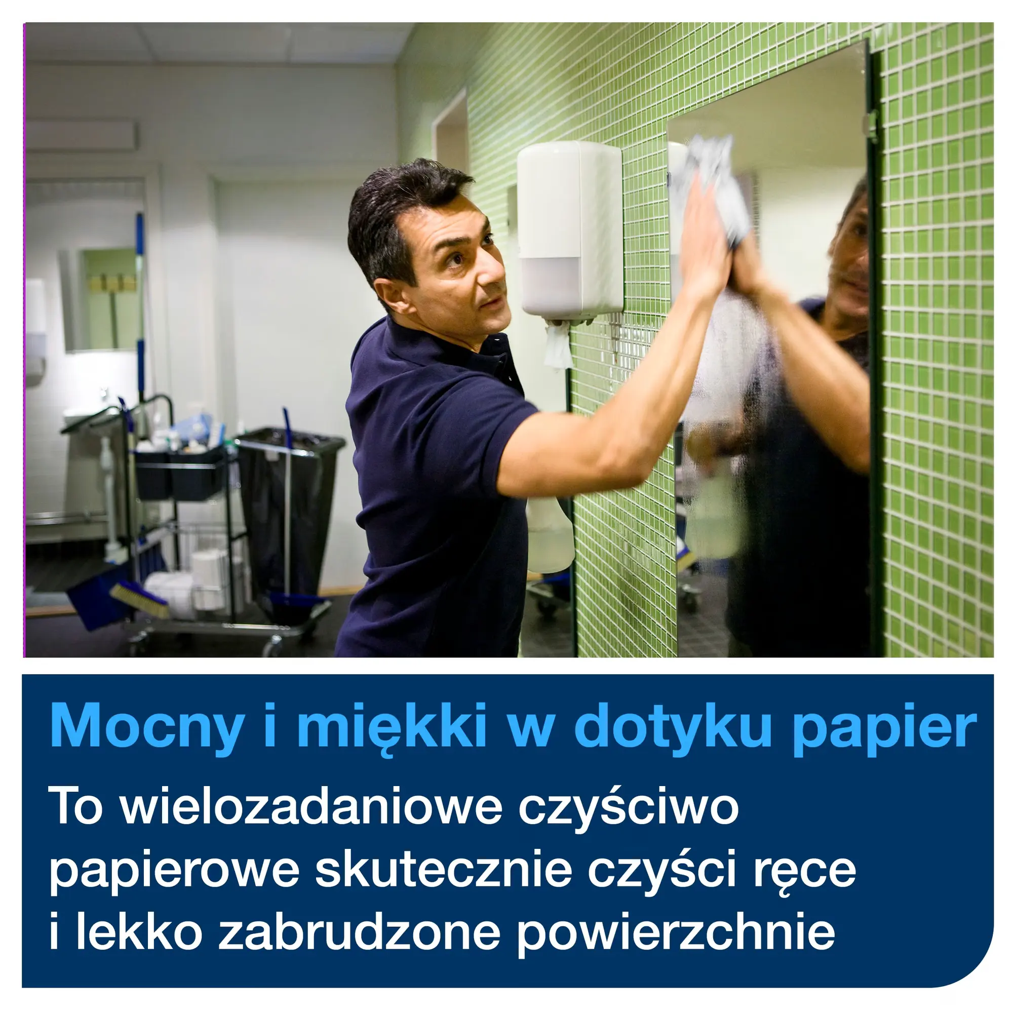 Czyściwo papierowe Tork M1, pracownik czyszczący lustro w łazience przy użyciu czyściwa