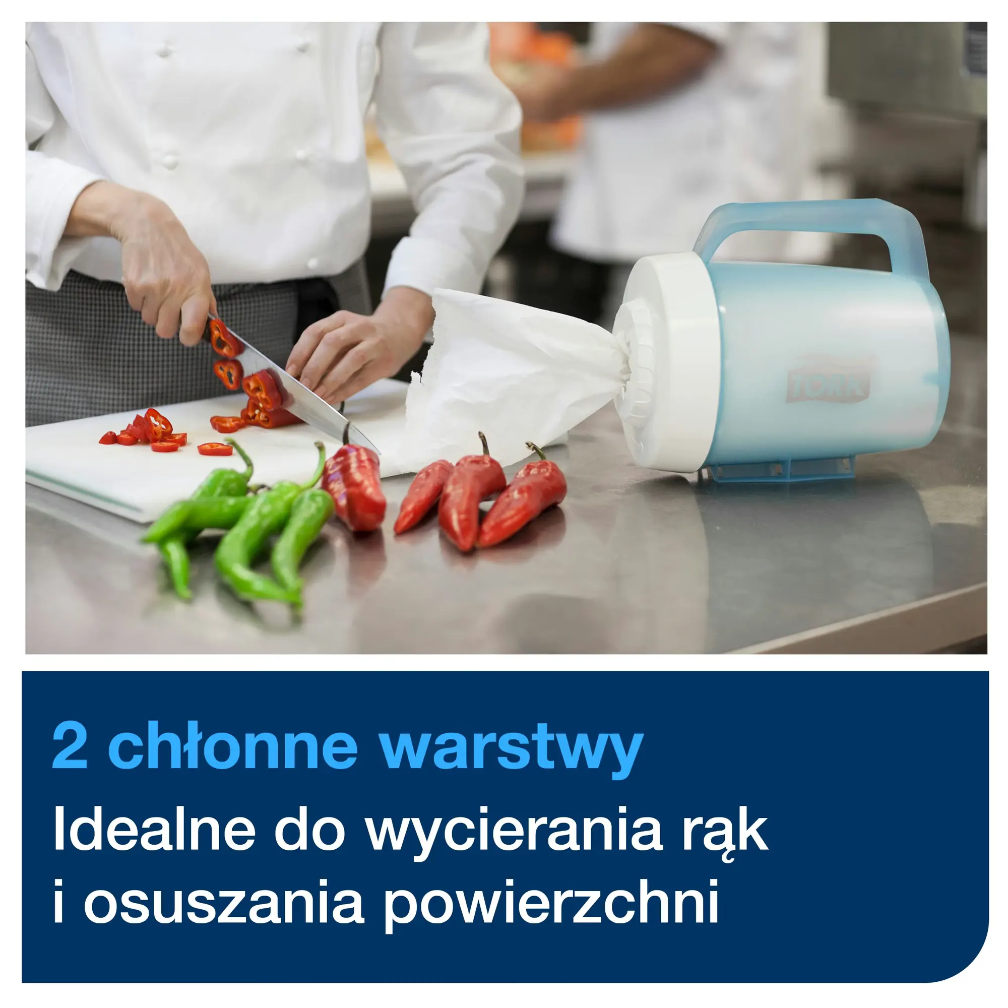 Czyściwo papierowe Tork Plus w rolce Mini M1, kucharz używający czyściwa w przenośnym dozowniku Performance