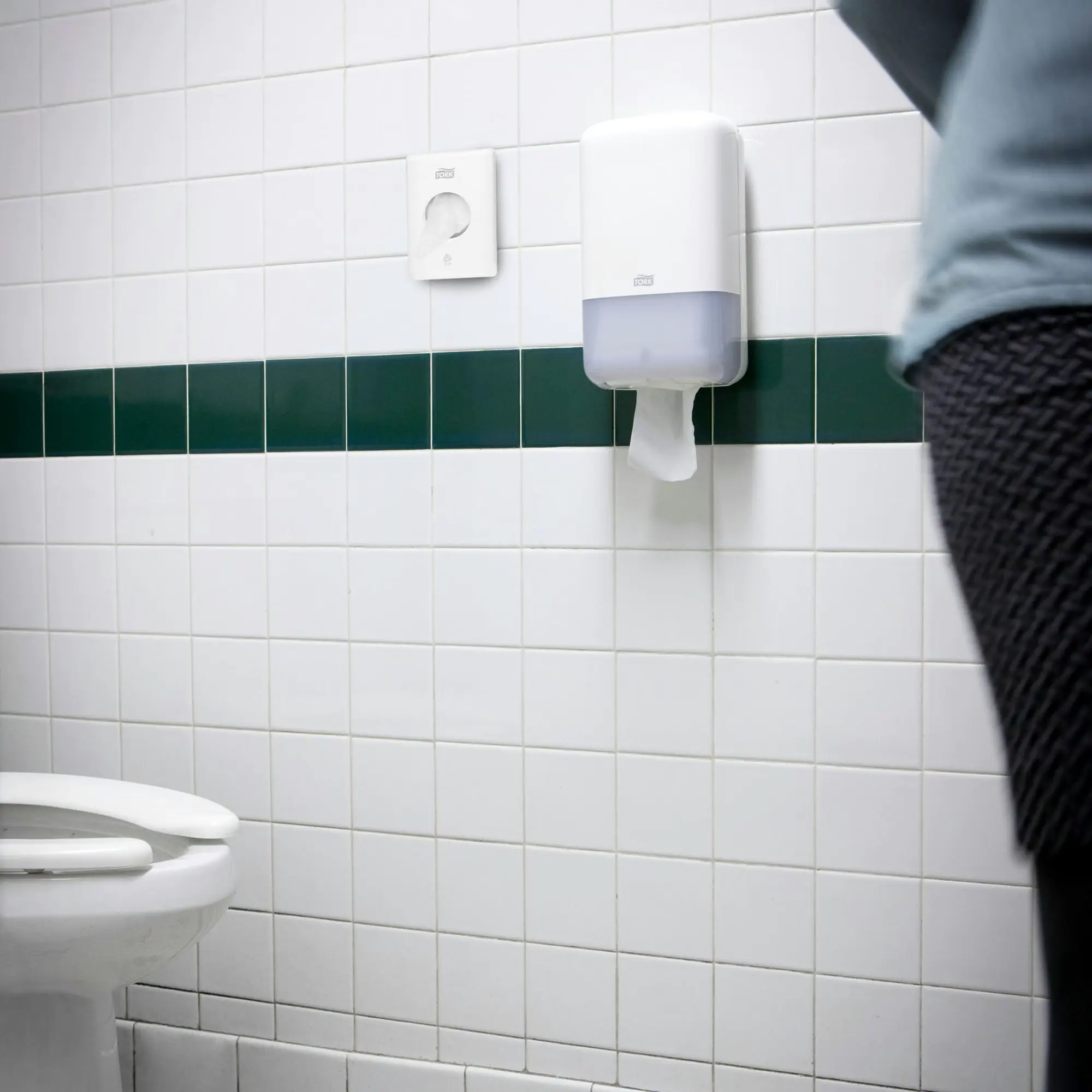 Tork dozownik na woreczki sanitarne, montaż ścienny w toalecie obok dozownika ręczników papierowych