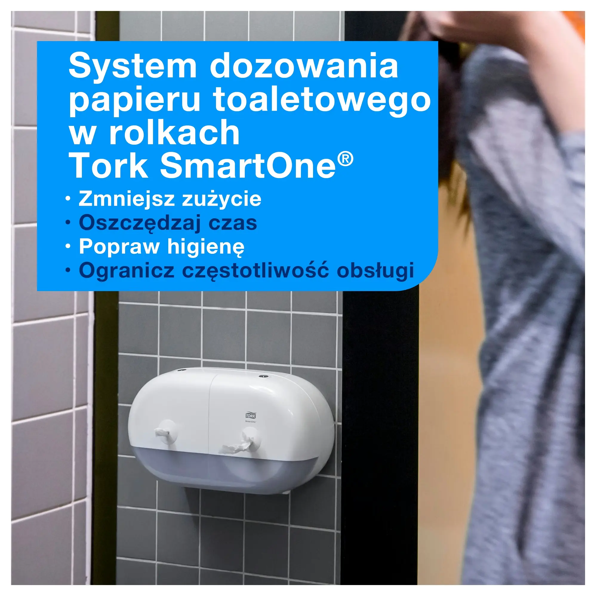 Papier toaletowy Tork SmartOne® Mini T9, podwójny dozownik zamontowany na szarych kafelkach w łazience