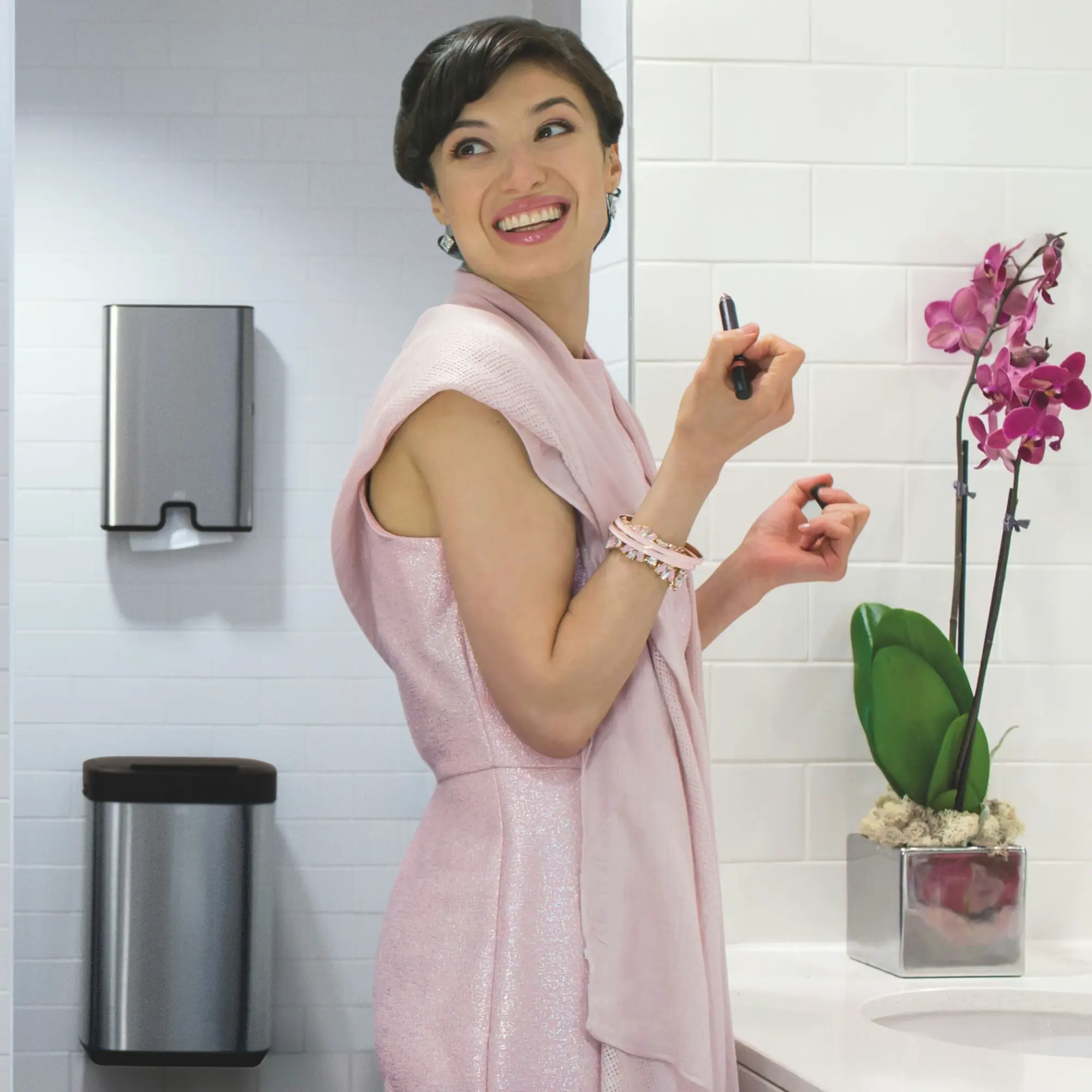 Tork kosz na odpady 50 l, elegancki design w nowoczesnej łazience obok dozownika ręczników