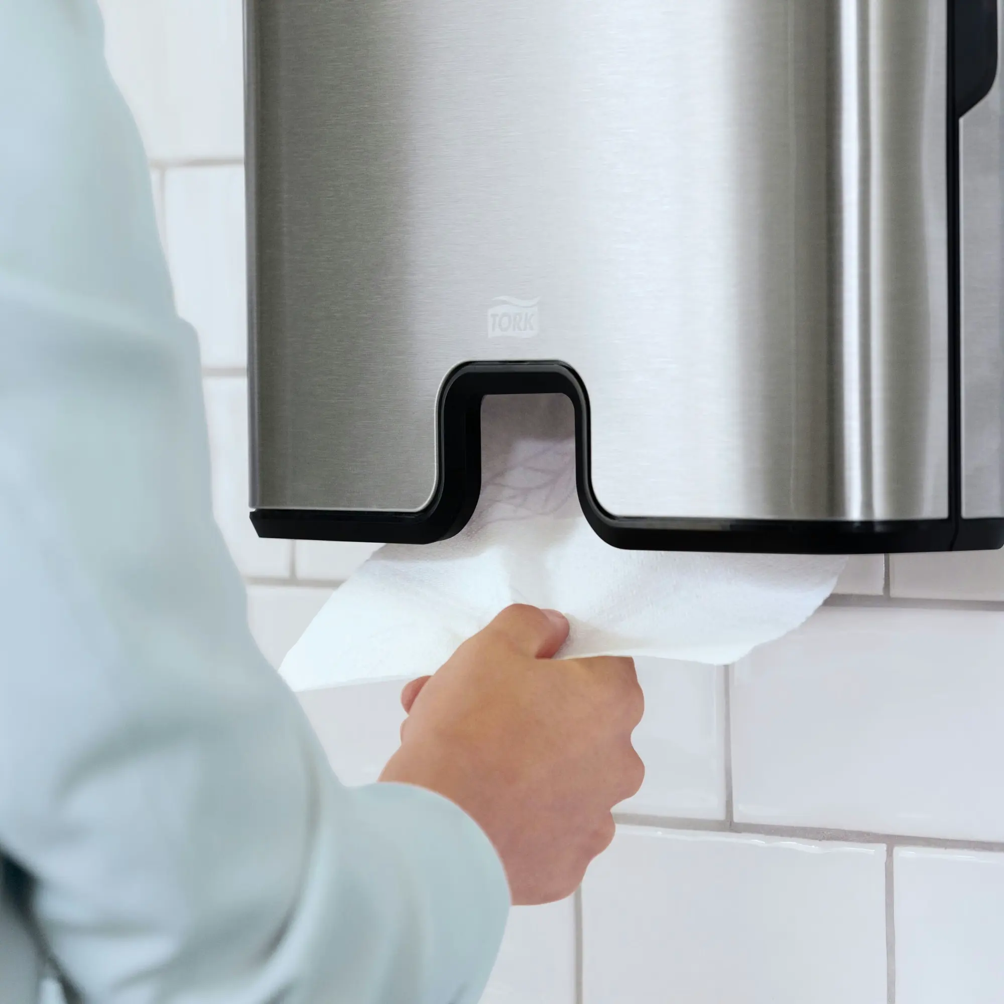 Tork Xpress® dozownik do ręczników Multifold, zbliżenie na pobieranie białego ręcznika papierowego dłonią