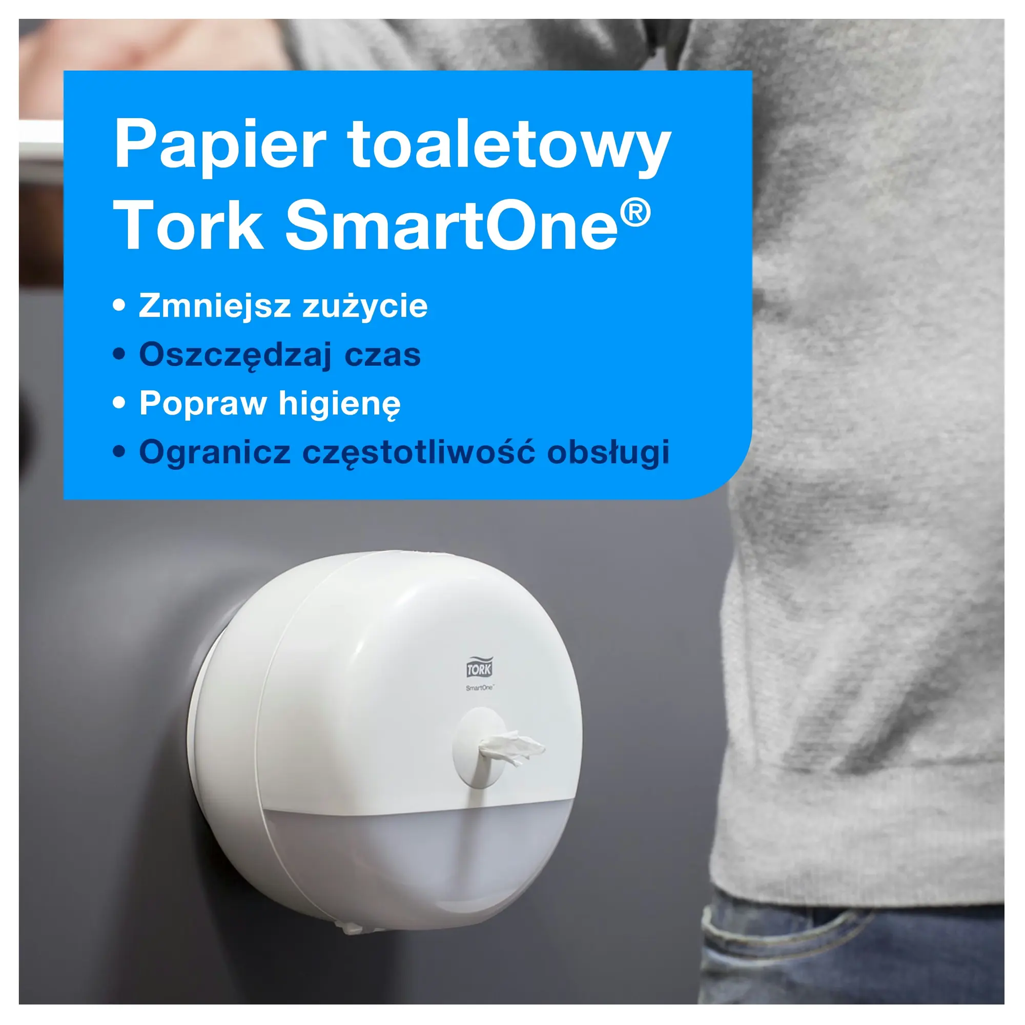Podajnik na papier toaletowy Tork SmartOne 680000, urządzenie zamontowane na ścianie w łazience