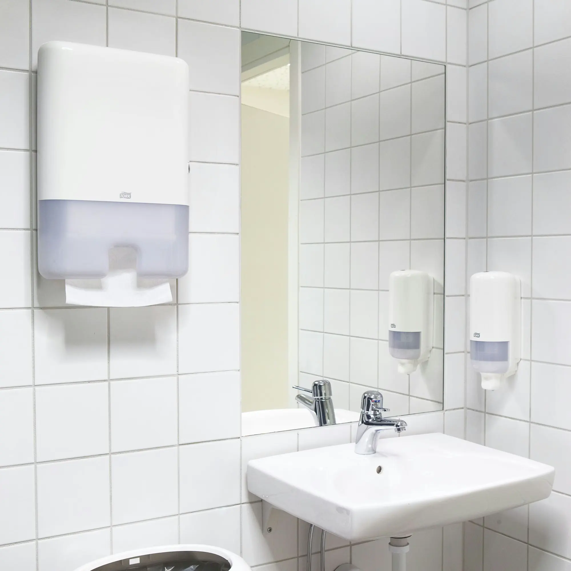 Tork Xpress® ręcznik Multifold, biały dozownik zamontowany na ścianie w jasnej łazience