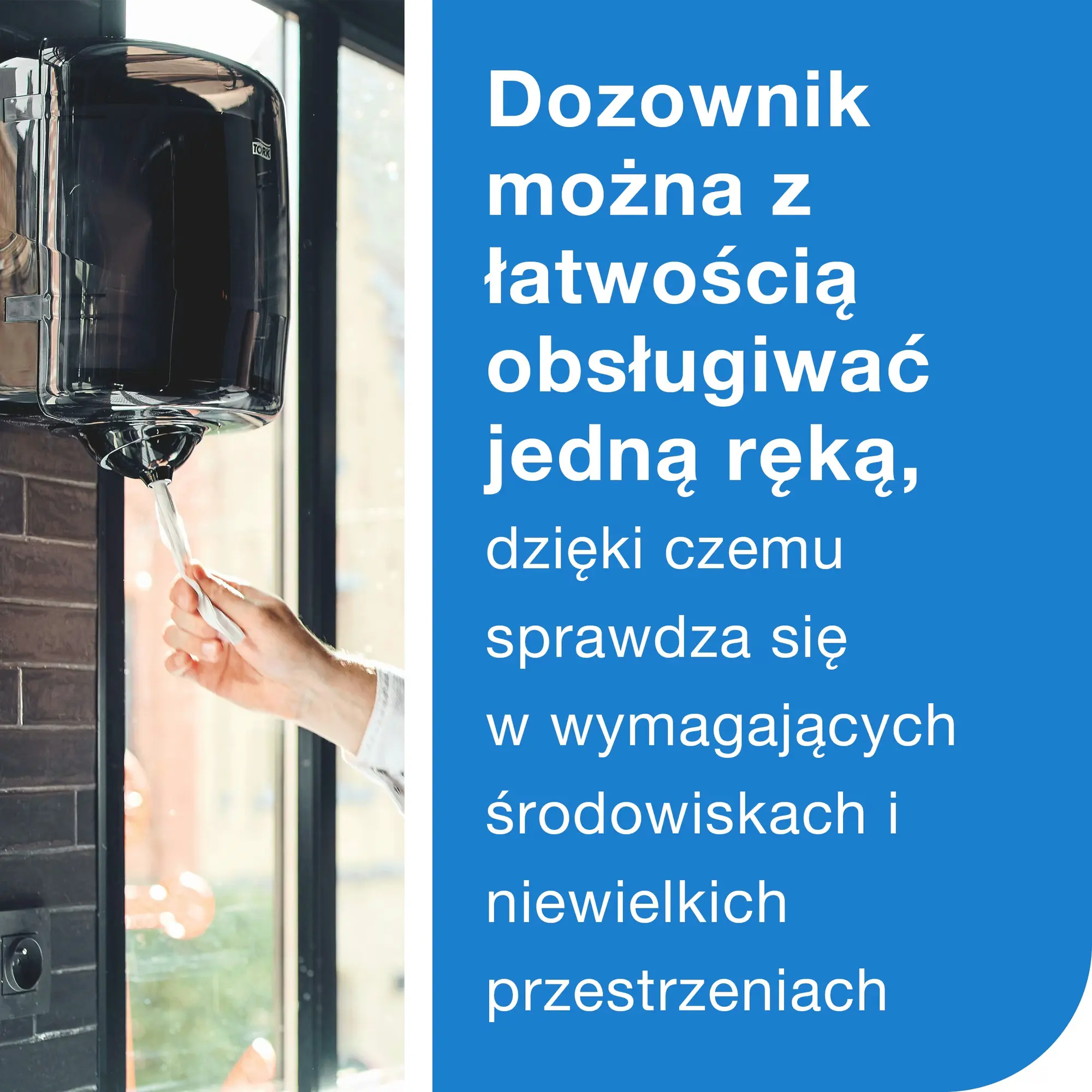 System centralnego dozowania M4 Tork Reflex™, dłoń wyciągająca czyściwo papierowe z czarnego podajnika