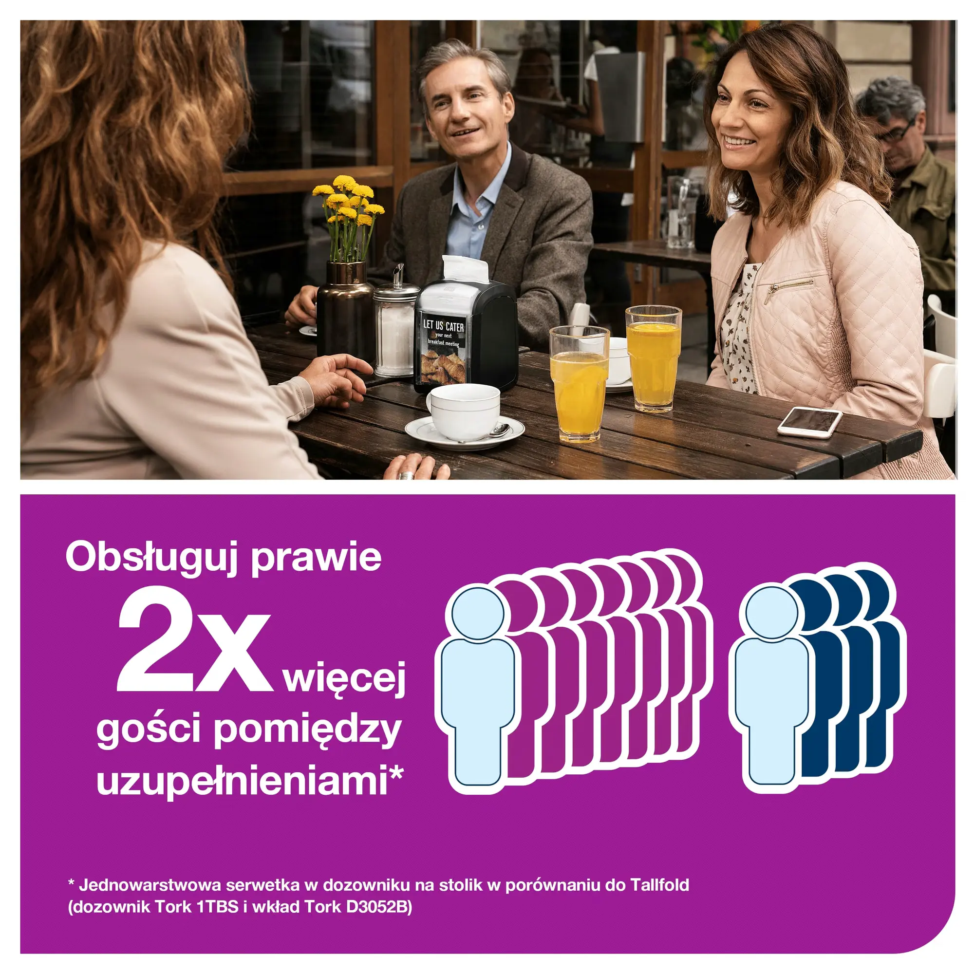 Tork Xpressnap Fit naturalne serwetki dyspenserowe N14, goście w kawiarni przy stoliku z czarnym dozownikiem