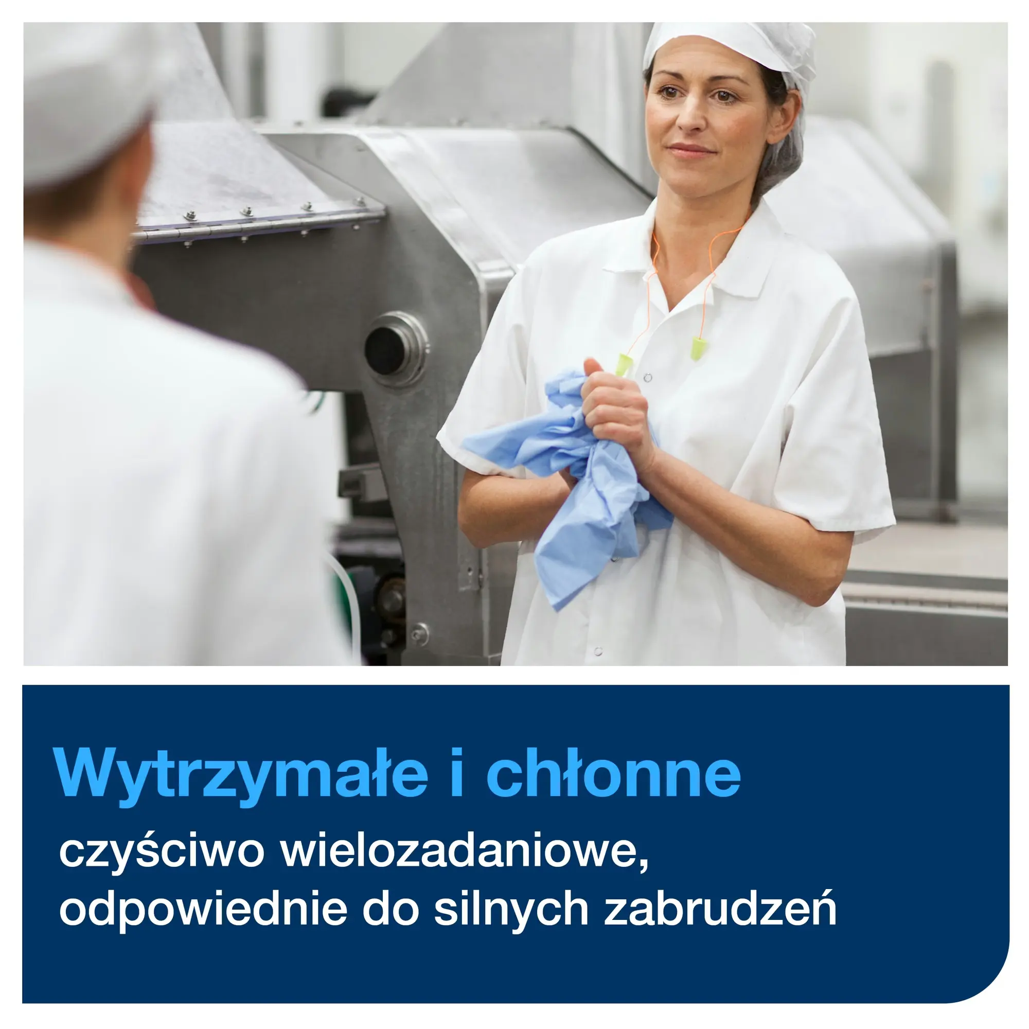 Ściereczki do trudnych zabrudzeń Tork W4 białe, pracownica w odzieży ochronnej używająca czyściwa w fabryce