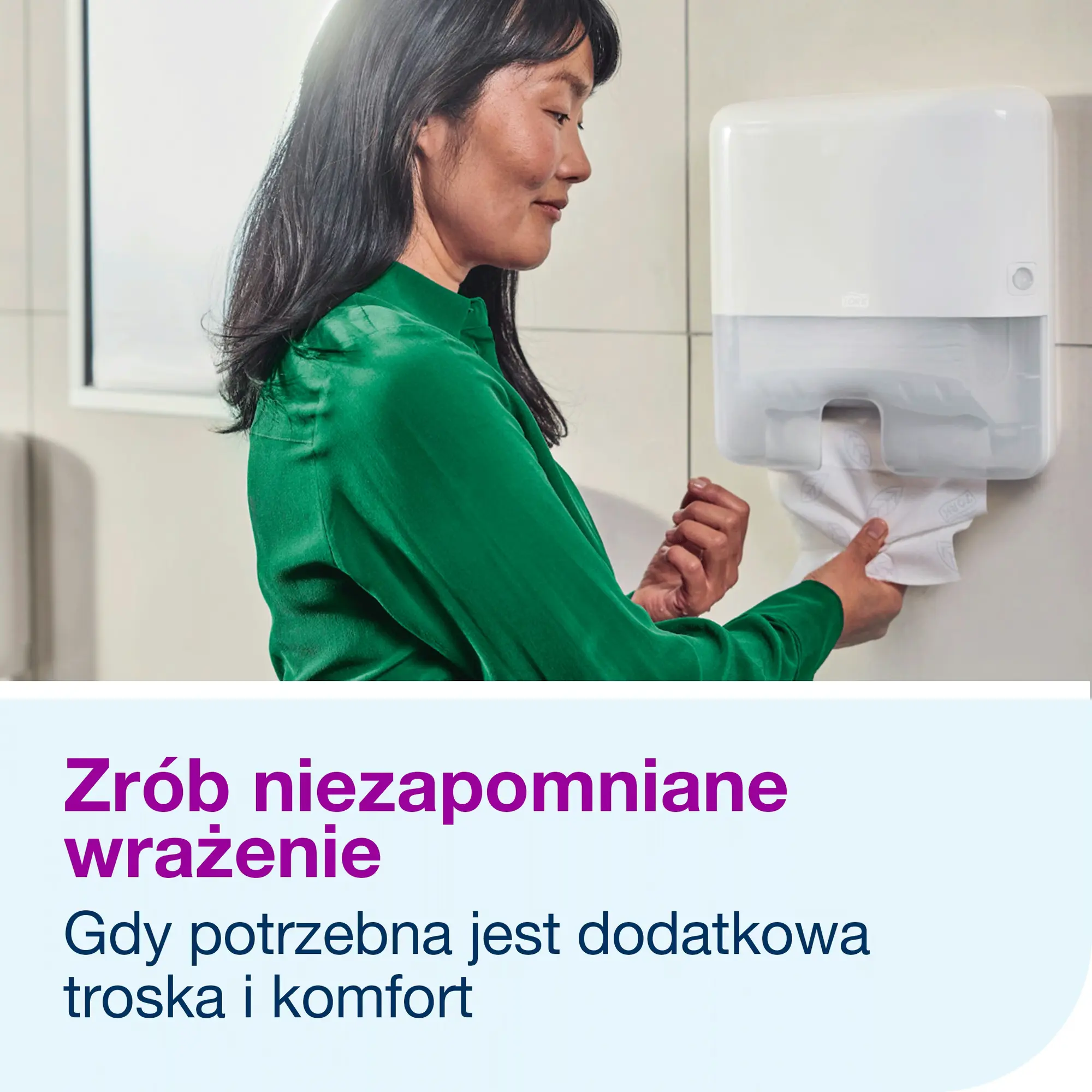 Tork Xpress 100889, kobieta pobierająca biały ręcznik papierowy z białego dozownika ściennego