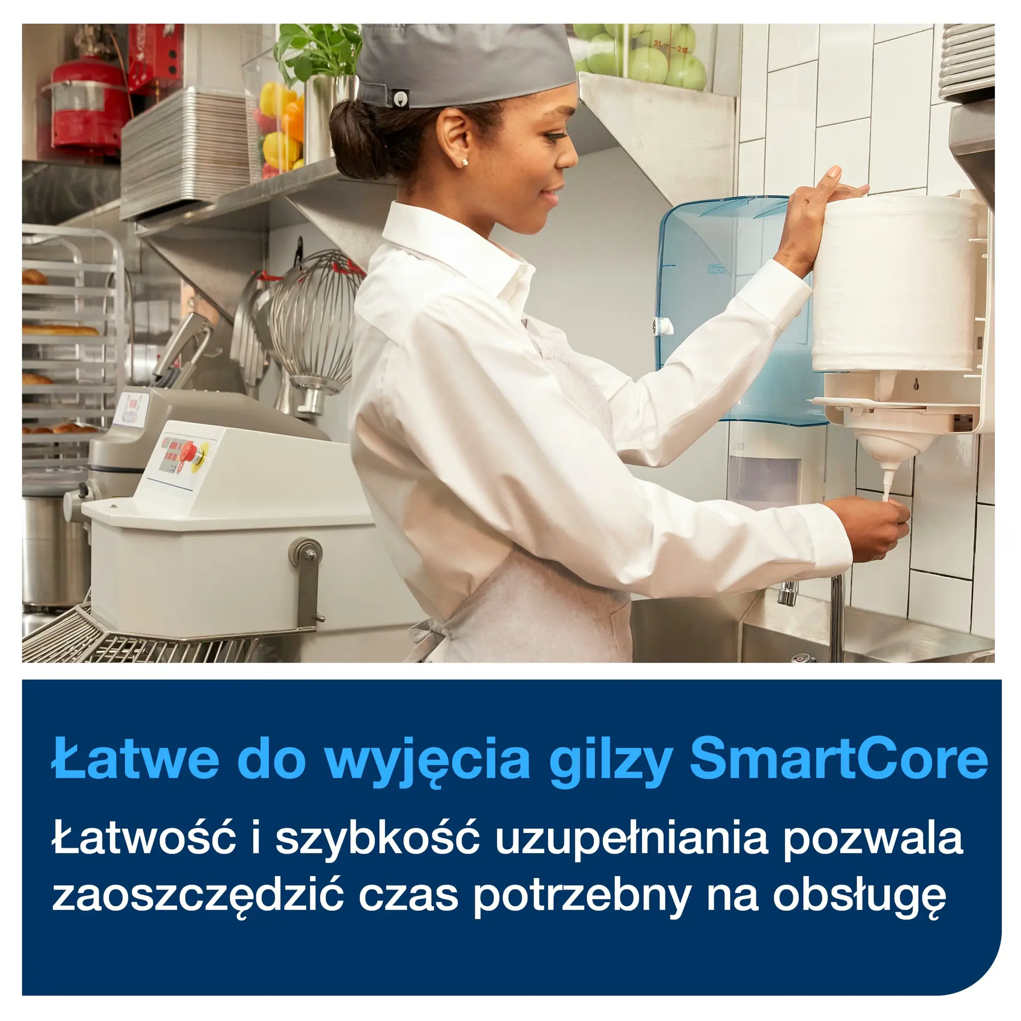 Czyściwo papierowe M4 Tork Reflex™, pracownica gastronomii uzupełniająca białą rolkę w dozowniku
